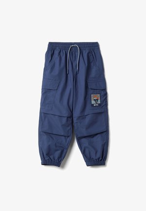 Pantalones cargo azules con cintura y puños elásticos, bolsillos delanteros, bolsillos laterales con solapa, y un parche con un skater y el texto "Keep Moving NYC".