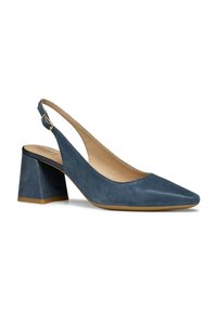 Pompe slingback en tissu texturé bleu foncé avec un bout pointu et un talon bloc plus épais. Une boucle dorée accentue la sangle.