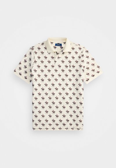 Beige kokvilnas polo krekls, ar atkārtotu mazu, krāsainu jātnieku rakstu. Klasiska apkakle un īsas piedurknes.