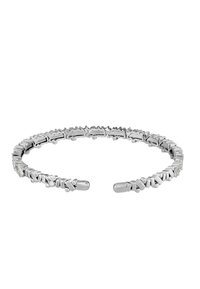 Pulsera de cuff de plata con un diseño texturizado que presenta formas rectangulares y abstractas, acentuada por pequeños cristales transparentes a lo largo de la banda.