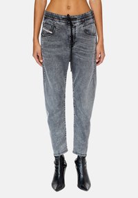 Joggers de mezclilla gris con una cinturilla elástica, detalle de cordón y dos bolsillos frontales, con un ajuste relajado y un sutil patrón desvaído.