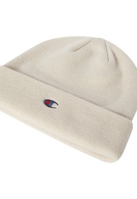 Beanie di maglia color crema con risvolto. Presenta un piccolo logo ricamato in blu e rosso. Texture morbida e vestibilità aderente.