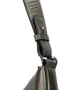 Cinghia di una borsa in pelle grigia metallizzata con una finitura texturizzata, caratterizzata da dettagli di cucitura e hardware in tono argento per la regolazione.