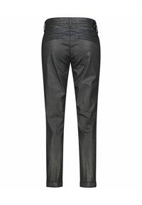 Schwarze Hose mit glatter Textur, ausgestattet mit zwei Gesäßtaschen und aufgeschlagenen Bündchen. Der Stoff hat einen leichten Glanz und eine taillierte Passform.
