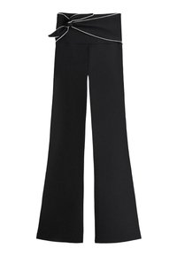 Pantalon noir à jambes larges avec une taille haute, ceinturé d'une ceinture en tissu nouée et une bordure blanche le long de la taille.
