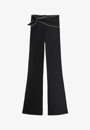 Pantaloni negri cu talie înaltă, cu croială largă pe picior, având o curea din material textil legată și detaliu de pipă albă de-a lungul marginii taliei.