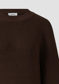 Brązowy sweter z prążkowanego dzianiny z szerokim dekoltem w kształcie okrągłym i rękawami raglanowymi. Posiada małą metkę s.Oliver przy dekolcie.