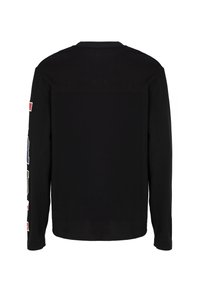 Schwarzes Langarmshirt mit mehrfarbigen Blockbuchstaben, die vertikal auf dem rechten Ärmel gedruckt sind, Rückansicht.