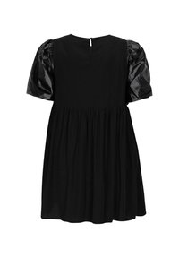 Rochie neagră cu un corset ajustat, mâneci puffed și strălucitoare, fustă plisată și închidere cu nasturi la spate. Textură netedă pe toată suprafața.