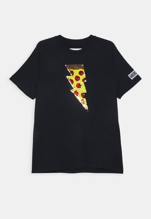 Sort kortærmet T-shirt med et paliet lyn-motiv i gule, røde og brune farver, der ligner en pizzastykke.