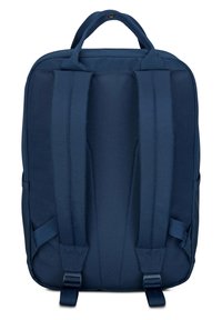 Zaino blu navy con schienale imbottito, cinturini regolabili doppi e maniglia superiore. Realizzato in materiale morbido e resistente, con un design pulito e minimalista.