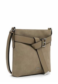 Sac bandoulière rectangulaire en taupe avec bandoulière ajustable et détail boucle décorative à l'avant.