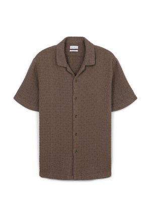 Camicia marrone a maniche corte con tessuto testurizzato, chiusura a bottoni e colletto alla francese. Presenta un motivo sottile e una vestibilità comoda.