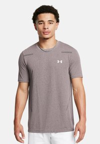 Lühikeste varrukatega sportlik särk helesinises värvitoonis ruudulise mustriga. Omab ümmargust kaela ja väikest valget logo vasakul rinnal. Sile kangatekstuur.