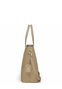 Borsa a tracolla in pelle beige con texture, manici doppi, tracolla laterale e piccolo cartellino pendente con logo in oro stampato.