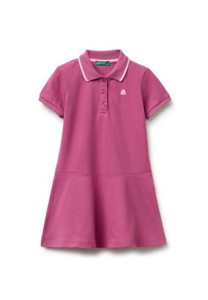 Vestido polo morado de manga corta con ribete de cuello rosa, tres botones y pequeño logo bordado en el pecho.