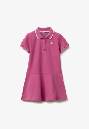 Vestido polo morado de manga corta con ribete de cuello rosa, tres botones y pequeño logo bordado en el pecho.