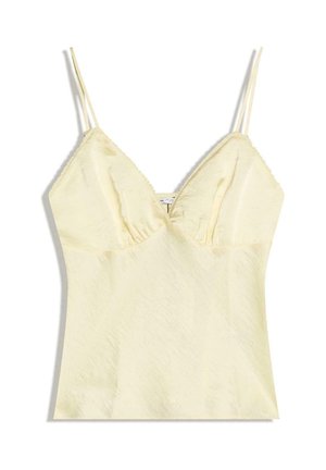 Cămășuță din satin galben pal, cu bretele duble subțiri pe umeri și decolteu în V, prezentată plat pe un fundal alb.