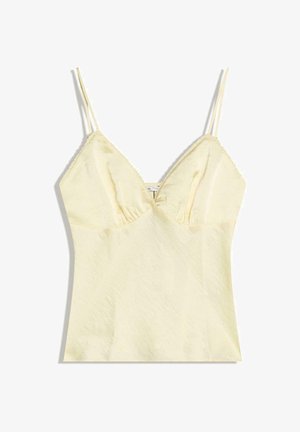 Cămășuță din satin galben pal, cu bretele duble subțiri pe umeri și decolteu în V, prezentată plat pe un fundal alb.