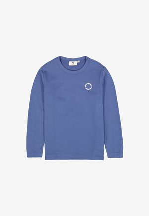 Chemise à manches longues bleue en coton avec un col rond. Présente une broderie de logo circulaire blanc sur le côté gauche de la poitrine. Texture lisse.