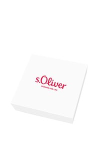 Scatola rettangolare bianca con angoli arrotondati. La parte anteriore presenta un logo rosso "s.Oliver" e il testo "FASHION FOR LIFE" in un carattere rosso più piccolo.