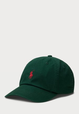 Capa de algodão verde com uma aba curva e logótipo bordado de jogador de polo vermelho na frente. Projetada para uso casual, apresenta ilhós de ventilação.