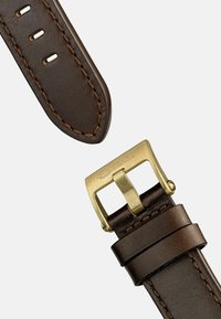 Cinturino in pelle marrone scuro con cuciture beige e una fibbia dorata incisa con "Imperial" su uno sfondo chiaro.