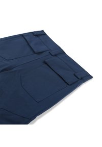 Pantaloni blu navy realizzati in morbido tessuto, con numerose tasche, dettagli cuciti e una texture liscia con una vestibilità su misura.