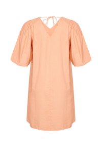 Robe de couleur pêche avec un décolleté en V, des manches courtes volumineuses et une fermeture à nouer au dos. Fabriquée dans un tissu léger au toucher doux.