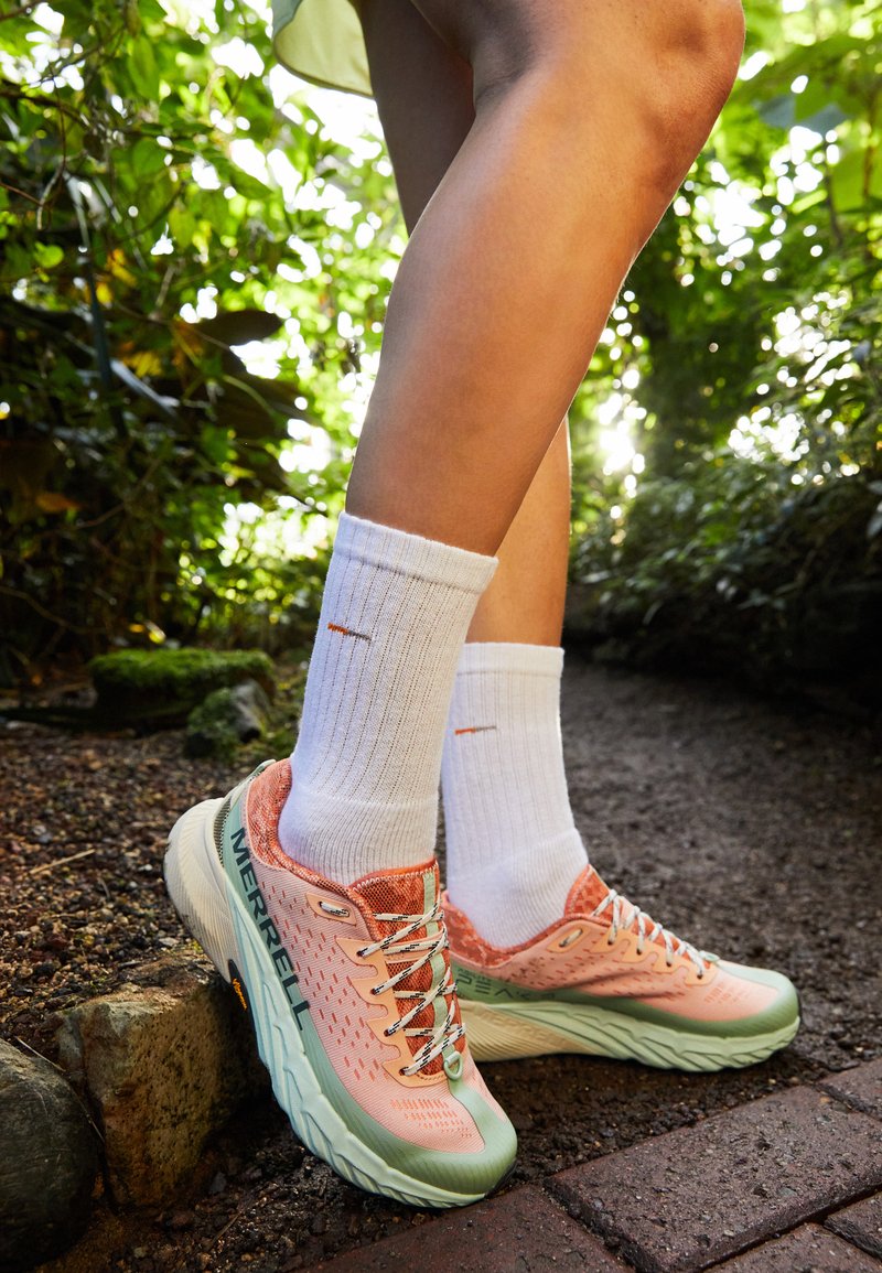 Merrell AGILITY PEAK 5 - Zapatillas de trail running - peach/spray ...