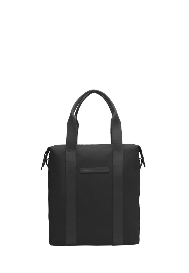 Sac fourre-tout noir en matériau texturé. Il dispose de poignées plates et robustes et d'un panneau avant élégant avec un accent de marque subtil.