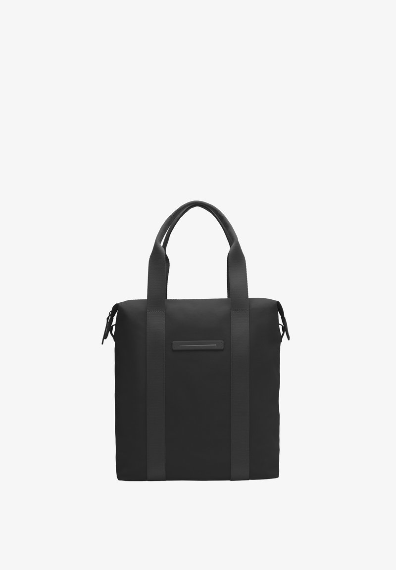 Sac fourre-tout noir en matériau texturé. Il dispose de poignées plates et robustes et d'un panneau avant élégant avec un accent de marque subtil.