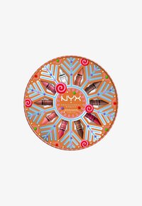 Rund slik-tema gaveæske med orange baggrund og snefnugsdesign, indeholdende flere NYX lipgloss tuber i forskellige farver.