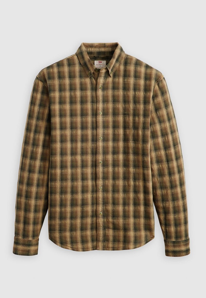 Camisa de franela a cuadros marrones y verdes con mangas largas, cuello button-down y botones verdes en el frente, con un dobladillo ligeramente curvado.
