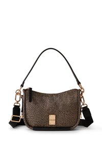 Borsa marrone e dorata maculata con forma curva. Presenta una tracolla in pelle nera, un accento in metallo dorato e una chiusura con zip.