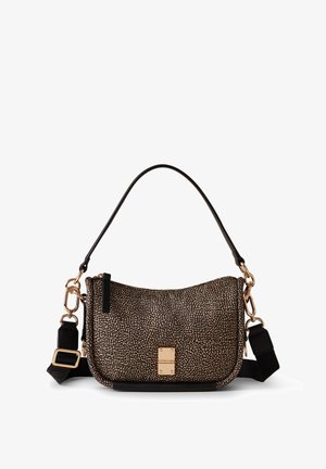 Borsa marrone e dorata maculata con forma curva. Presenta una tracolla in pelle nera, un accento in metallo dorato e una chiusura con zip.