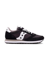 Sneaker atletica nera e grigia con materiali in suede e mesh, dettagli bianchi, con un logo rotondo e suola in gomma a contrasto.