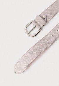 Šviesiai levandų spalvos odinis diržas su tekstūruota paviršiaus danga, puoštas sidabrine sagtimi ir penkiomis reguliavimo skylutėmis. Galuose šiek tiek siaurėjantis.