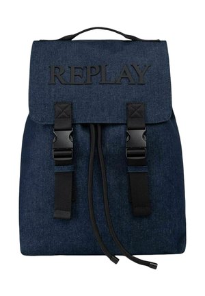 Sac à dos en denim bleu foncé avec fermeture par rabat, sangles à boucle en plastique noir, cordon de serrage et nom de marque "REPLAY" sur le rabat.