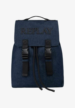 Sac à dos en denim bleu foncé avec fermeture par rabat, sangles à boucle en plastique noir, cordon de serrage et nom de marque "REPLAY" sur le rabat.