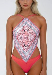 Costume intero con tessuto rosa e stampa paisley a diamante, spalline sottili e design a gamba alta. Texture liscia in tutto il costume.