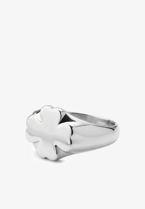 Kiillotettu hopeasormus, jossa on sileä, kohotettu nelilehtinen apilan muoto pyöreällä sormuksella.