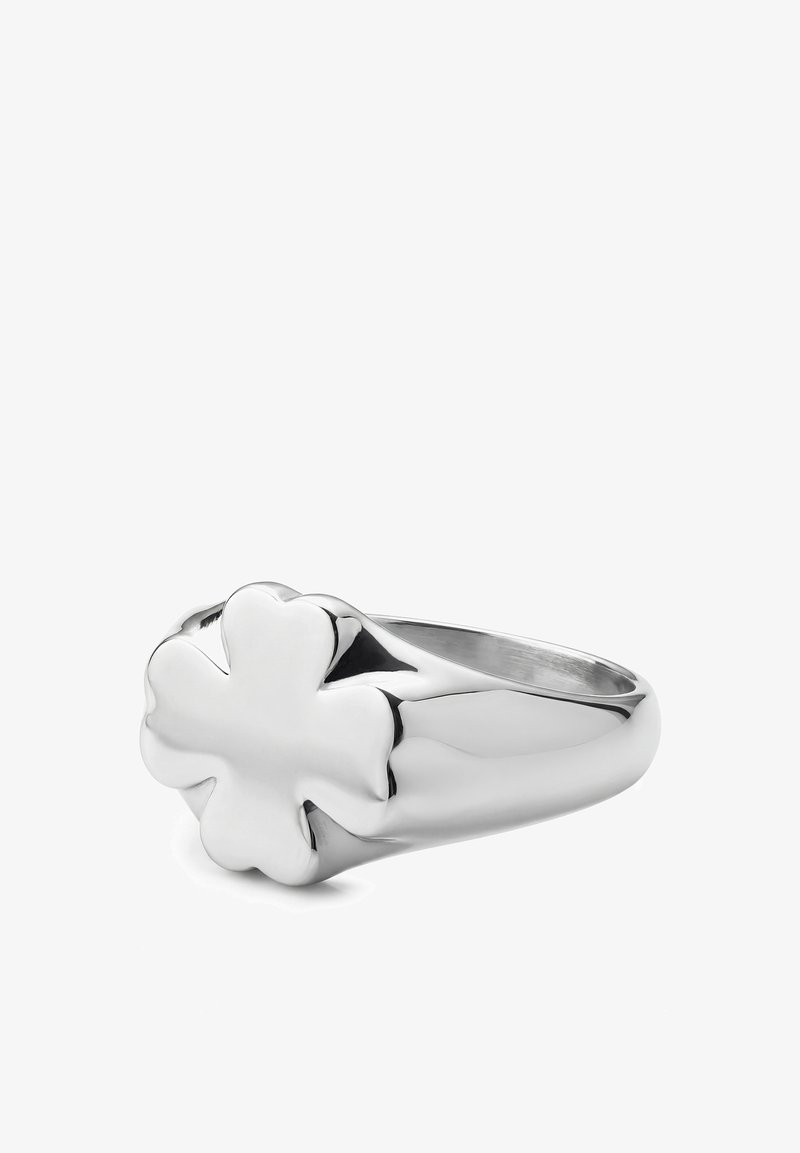 Polert sølvring med et glatt, hevet design av en firkløver på et avrundet bånd.