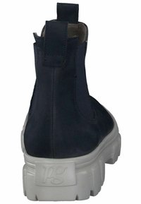 Laivastonsininen nahkainen nilkkuri pyöreällä kärjellä, joustavilla sivupaneeleilla ja paksulla valkoisella platform-pohjalla, jossa on logotyyppi kantapäässä.