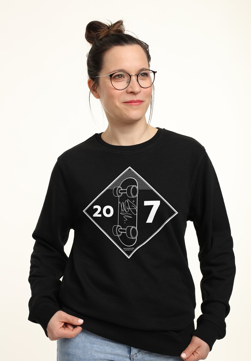 Černá mikina s kulatým výstřihem a dlouhými rukávy, zdobená bílou grafikou ve tvaru diamantu s designem skateboardu a textem "207". Měkká tkanina.