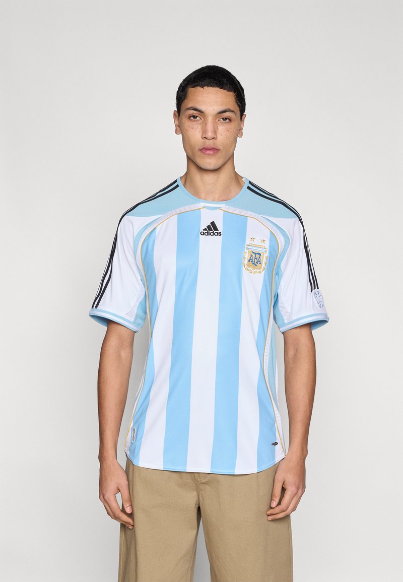 Φανέλα ποδοσφαίρου με ανοιχτό μπλε και λευκές ρίγες και μαύρες ρίγες Adidas, με κεντημένο λογότυπο και δύο χρυσά αστέρια.