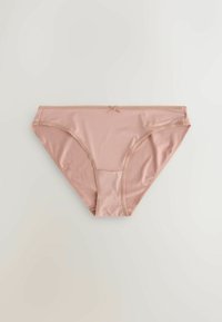 Rózsaszín, varrás nélküli női alsónemű, sima anyagból készült, alacsony derekú fazonnal és díszítő masnival az elülső középen.