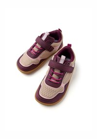 Zapatillas deportivas con una parte superior de malla beige, acentos sintéticos en color burdeos y cordones rosas. Presenta una correa de velcro y una suela de goma para mayor agarre.