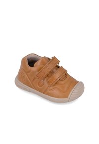 Zapato de cuero marrón con dos correas de Velcro, punta redondeada y suela de goma texturizada. Presenta acentos moldeados en los laterales y una marca.