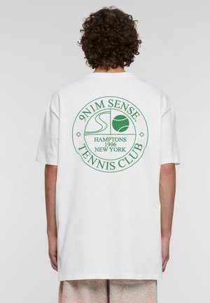 TENNIS CLUB BADGE - T-shirt con stampa - ready for dye